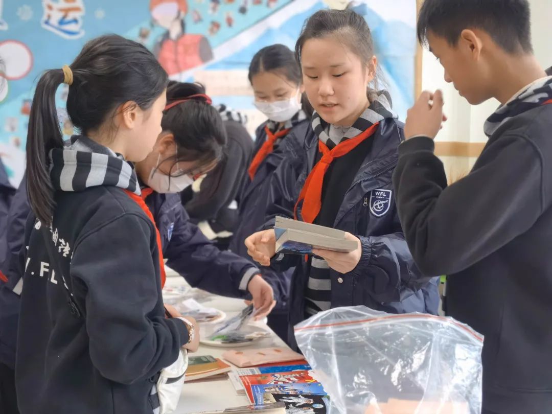上海青浦区世界外国语学校初中部爱心义卖活动