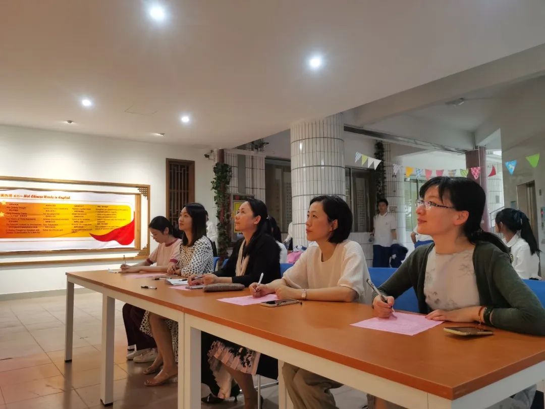 华附初中部“宪法在我心 守法伴我行”演讲比赛圆满落幕                