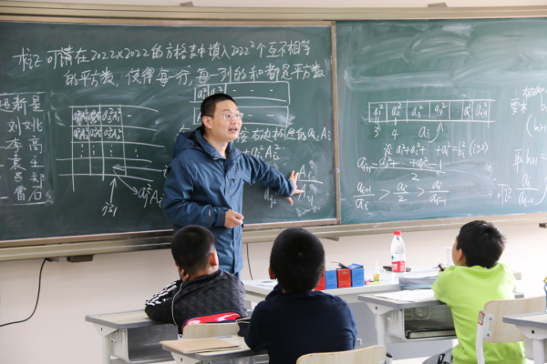 中国数学奥林匹克北京队总教练兼领队梁志斌教授莅临北京明诚外国语学校指导