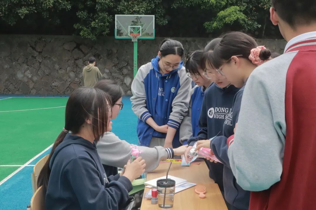杭州东方中学第七届国际文化节系列活动之猜灯谜                