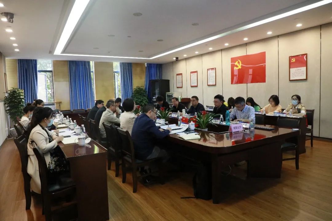 成都市第七中学党旗引领，培根铸魂，为党育人，为国育才！                