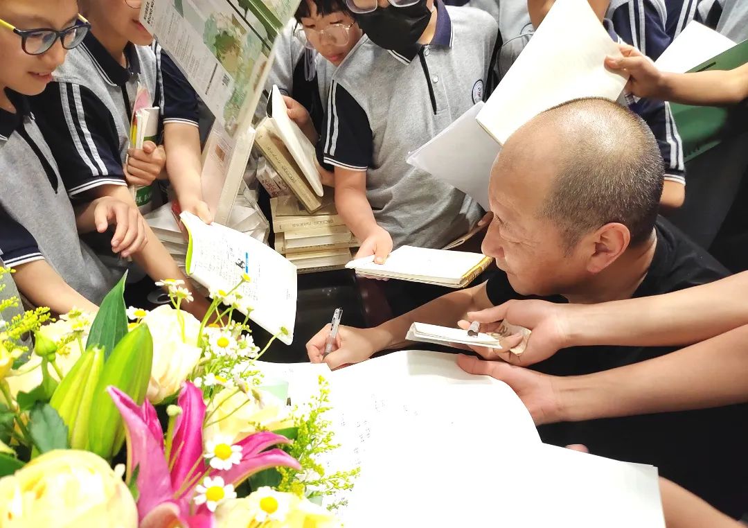 成都市实验外国语学校记作家蒋蓝先生在实外的读书分享会                
