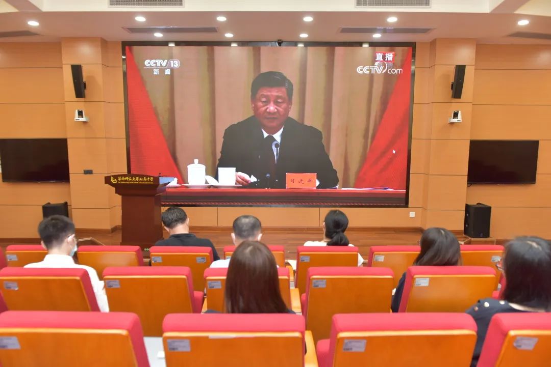 华南师大附中校团委组织观看庆祝中国共产主义青年团成立100周年大会直播                