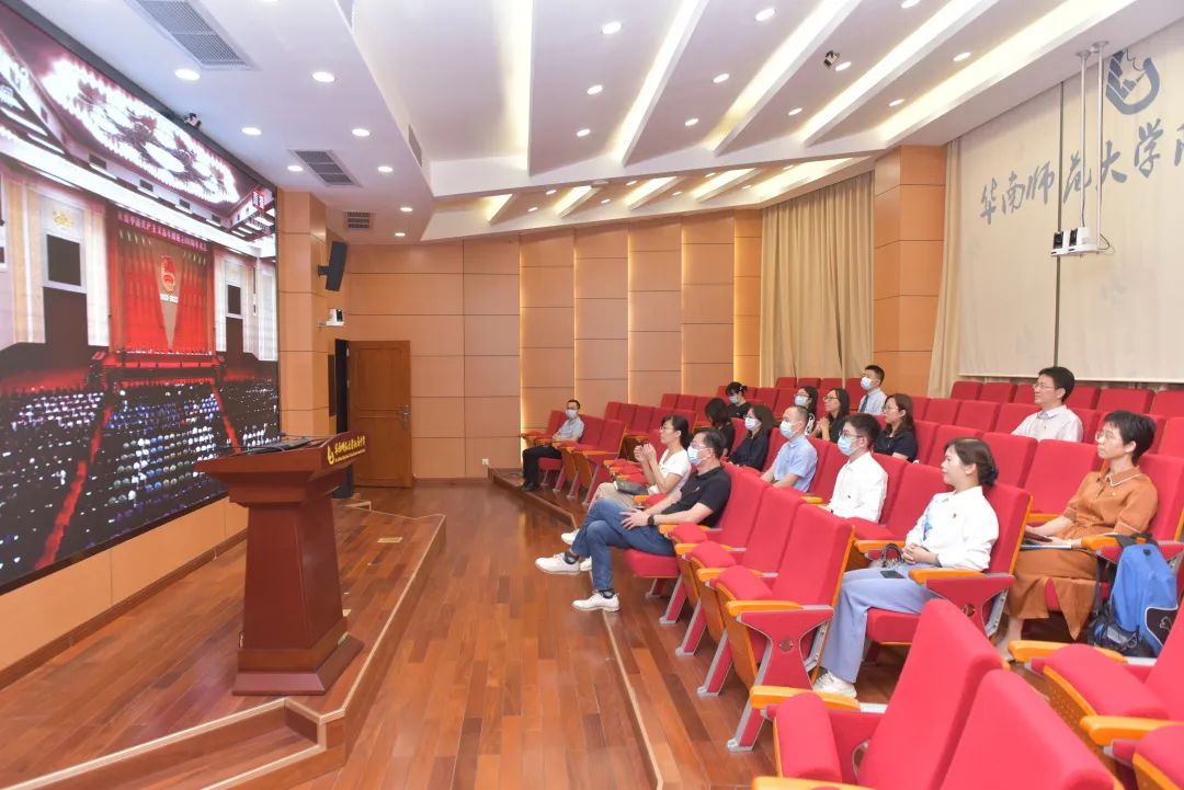 华南师大附中校团委组织观看庆祝中国共产主义青年团成立100周年大会直播                
