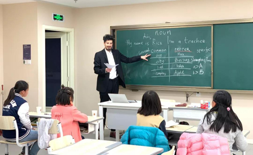 如果被公办小学录取，就读一年后，想要转往私立/国际学校，应该遵循何种原则或流程?