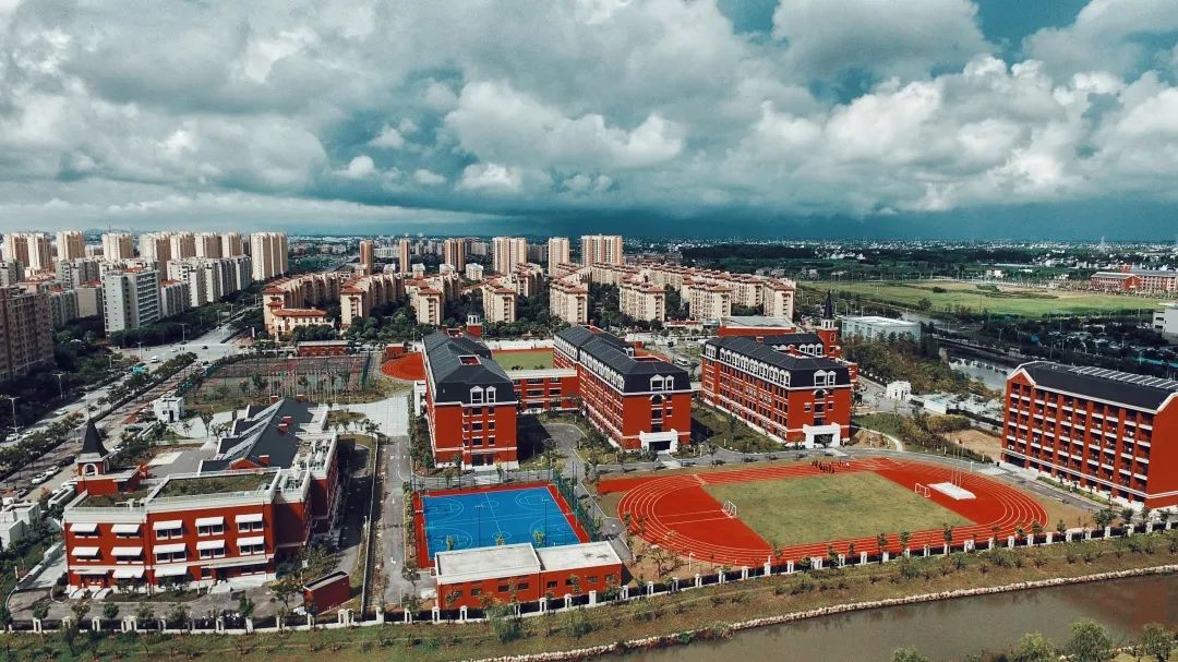 金山世外厚实学养，笃行双新                