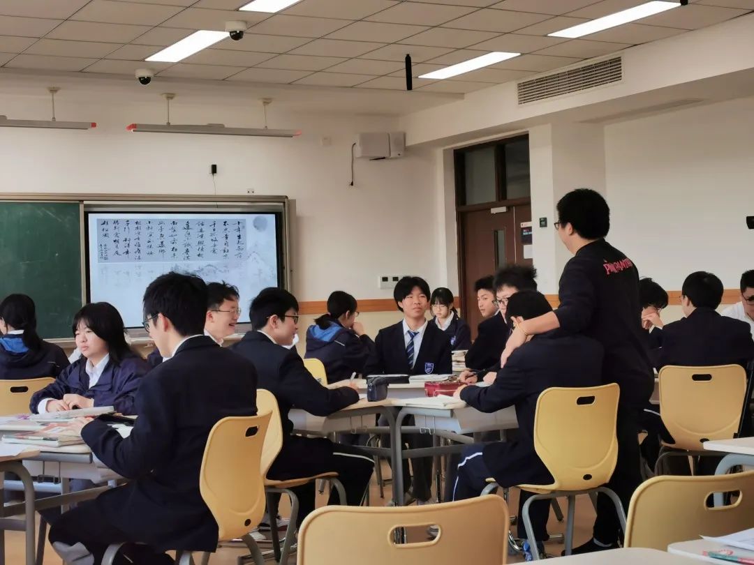 金山世外厚实学养，笃行双新                