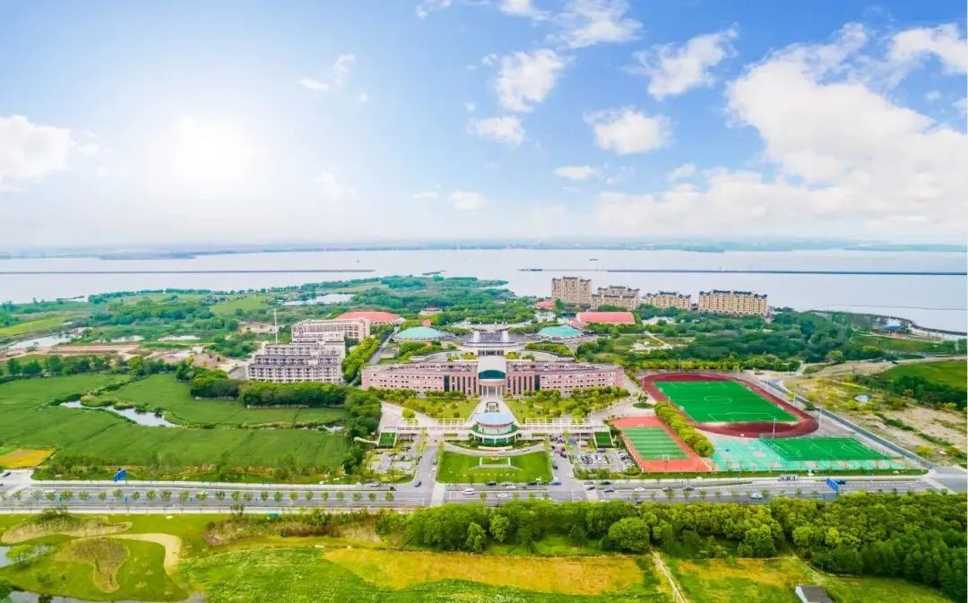  中加枫华连续两年荣登福布斯中国·国际化学校排行榜全国百强！                
