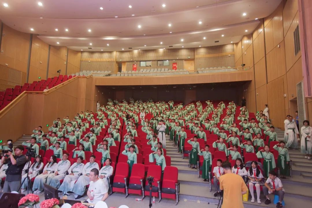 心怀感恩，礼赞成长——我校本真部举行四年级“十岁成长礼”活动                