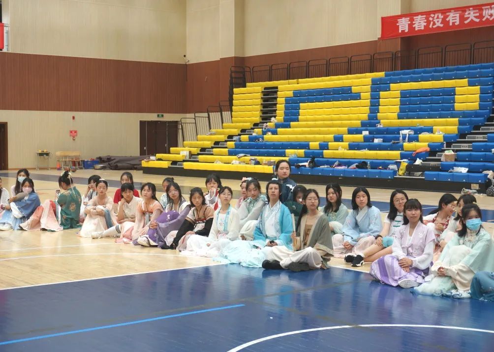 “冕服华章，礼乐校园” ——记实外初二年级“中国传统文化进校园”活动                