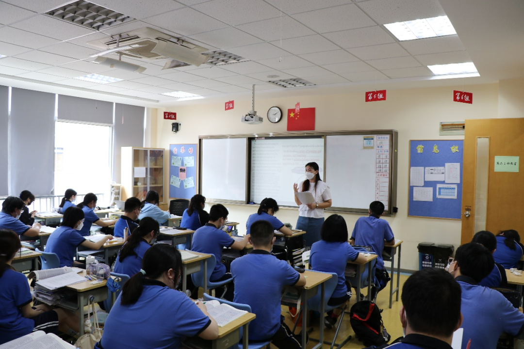 花开灿烂，学子归来 ——返校复学第一天                