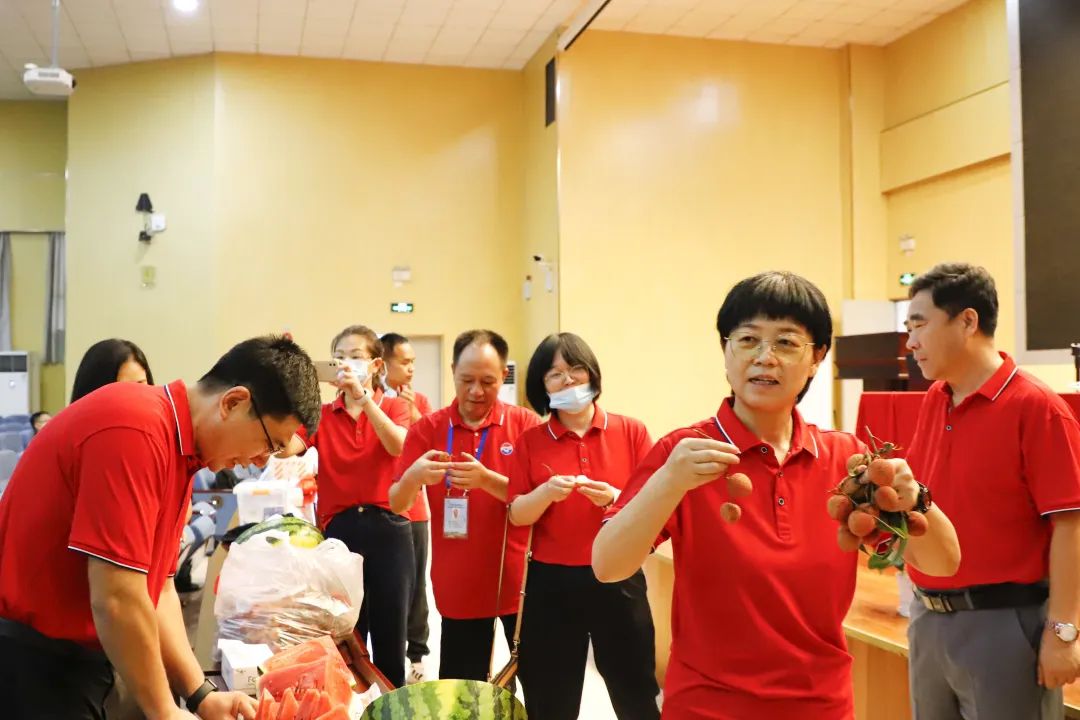 心系高考鼓士气　炎炎夏日送关怀——我校杨宗彬校长率校领导班子赴考点慰问高考带队教师                