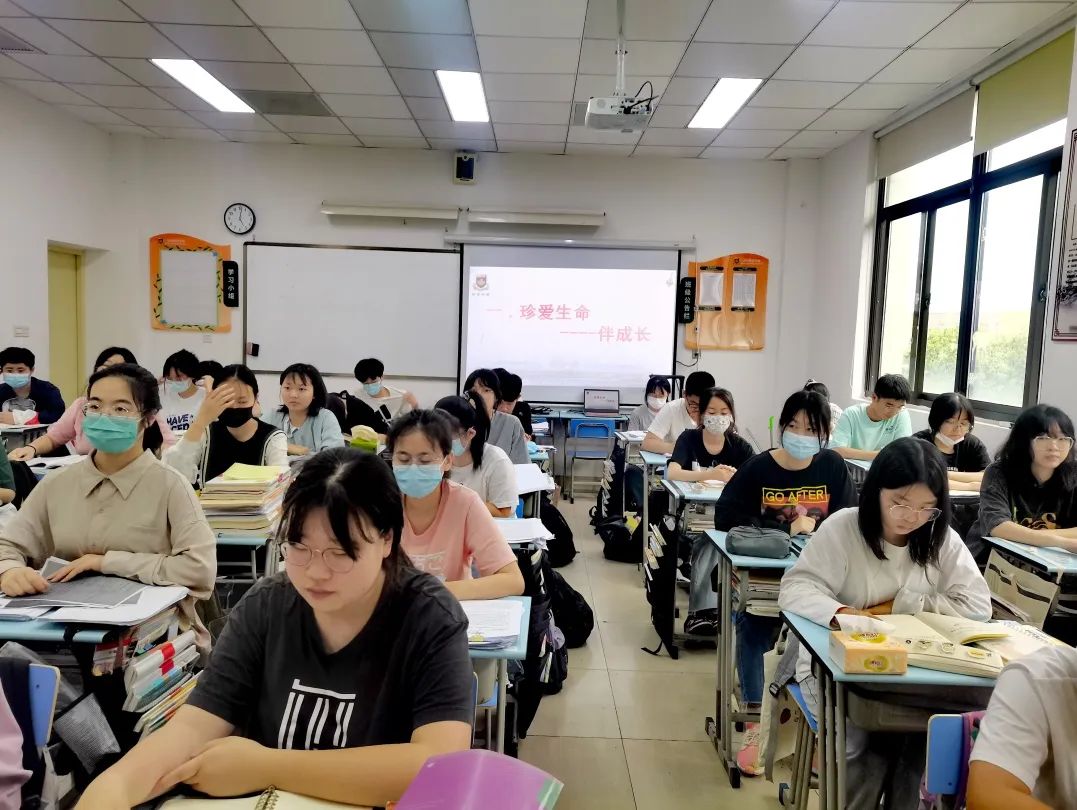 枫华普高部复课阴霾散去迎复课，学子归来踏征程                