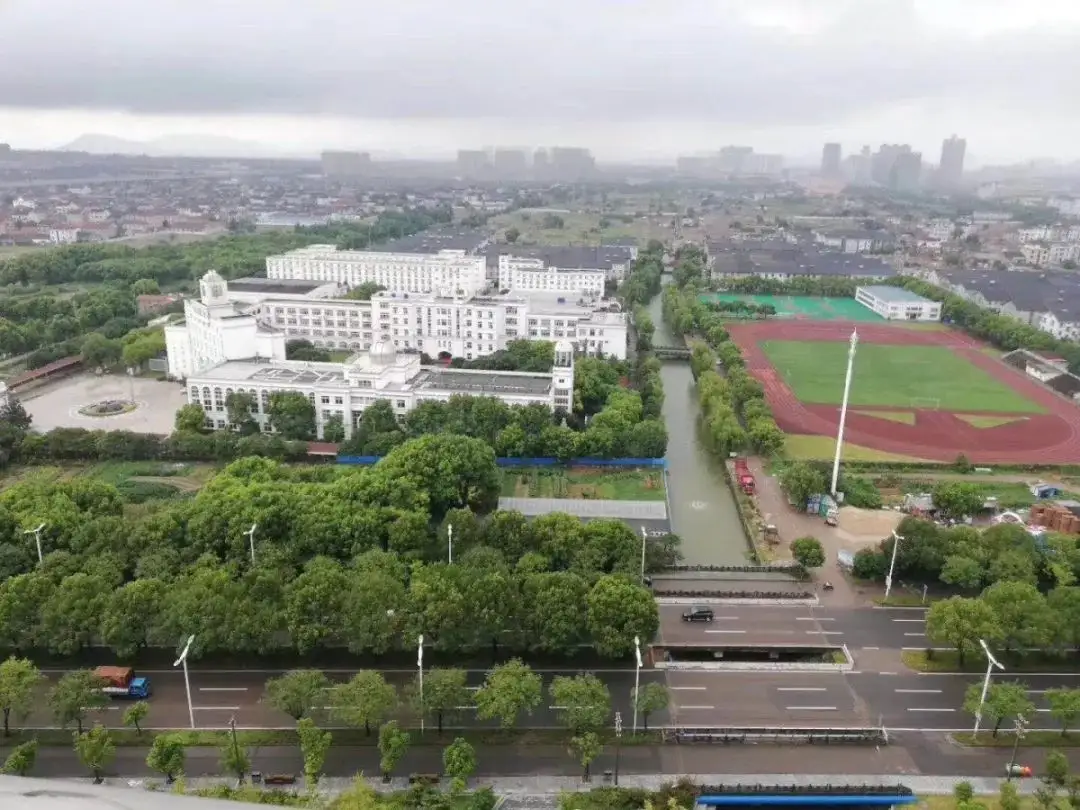 江西赫威斯高级中学介绍