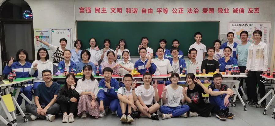 华附力量尽锐出战，教学“疫”线党旗红，以优异成绩庆祝建党101周年                