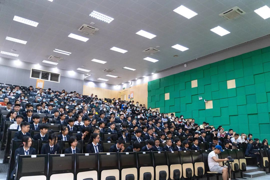英东中学隆重举行期末颁奖典礼                