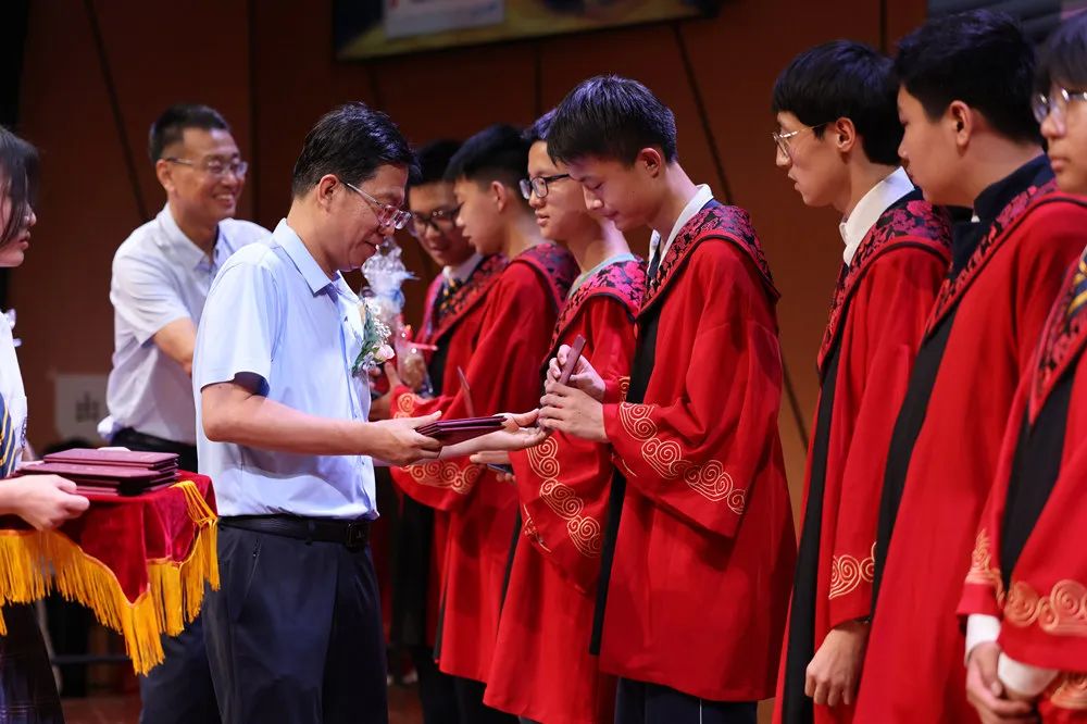 北京市21世纪国际学校初中毕业典礼回顾                