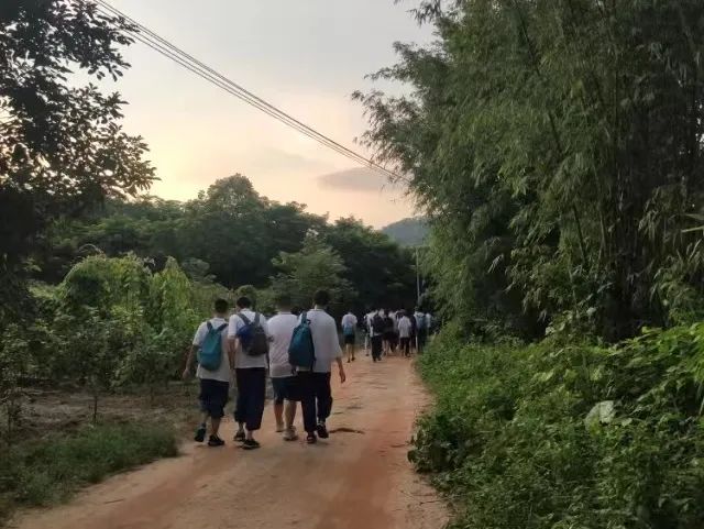 华南师大附中第十五届“挑战自我，锻造团队”夏令营                