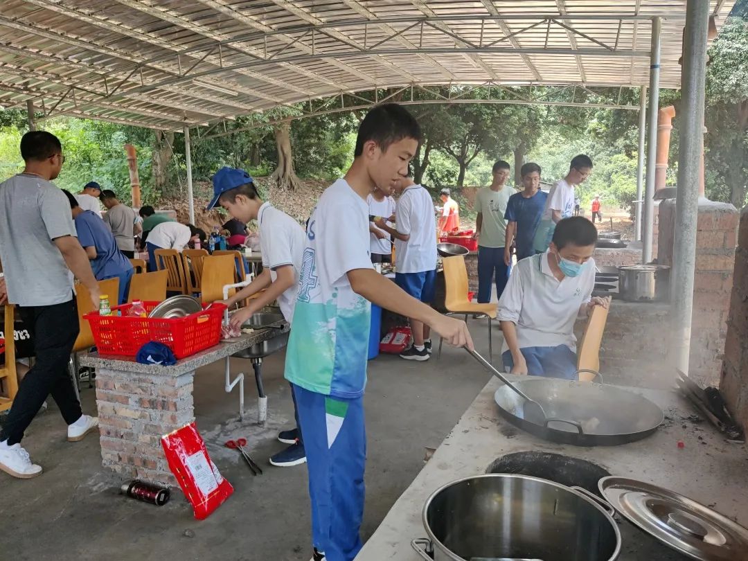 华南师大附中第十五届“挑战自我，锻造团队”夏令营                