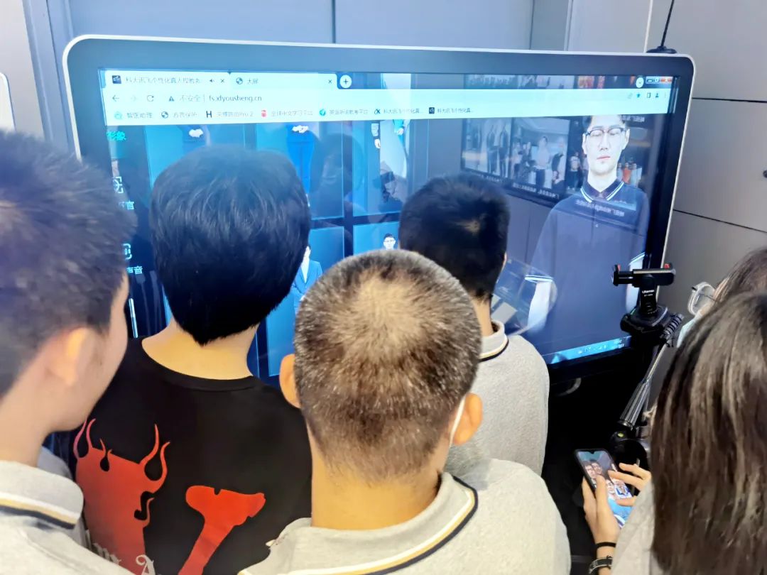 广东华侨中学开展人工智能研学活动                