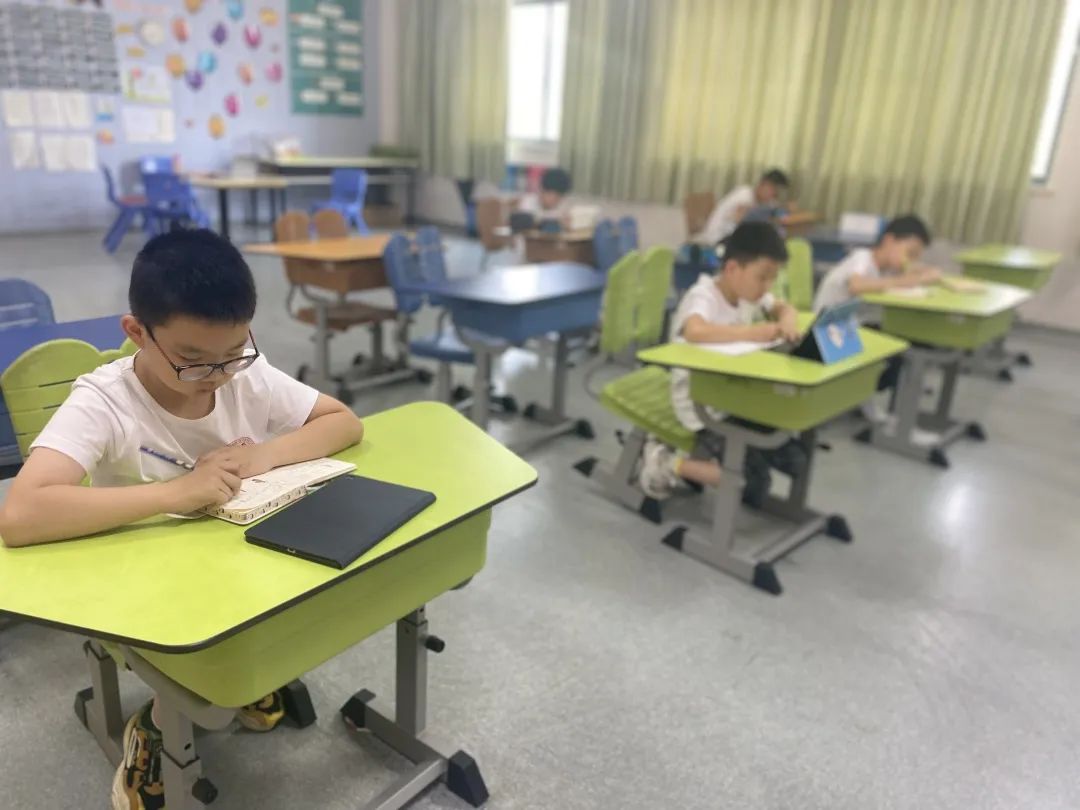 张家港市梁丰双语实验学校小学部夏令营                