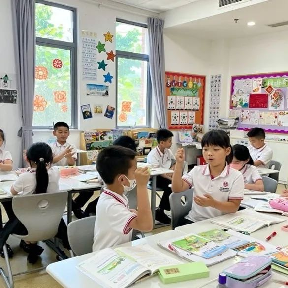 无锡狄邦文理学校小学部学术副校长胡琴介绍中西融合课程                