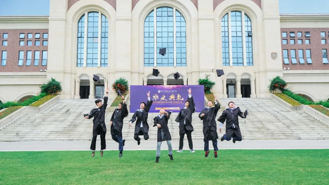 苏州湾外国语学校2022届国际高中部毕业纪念册                