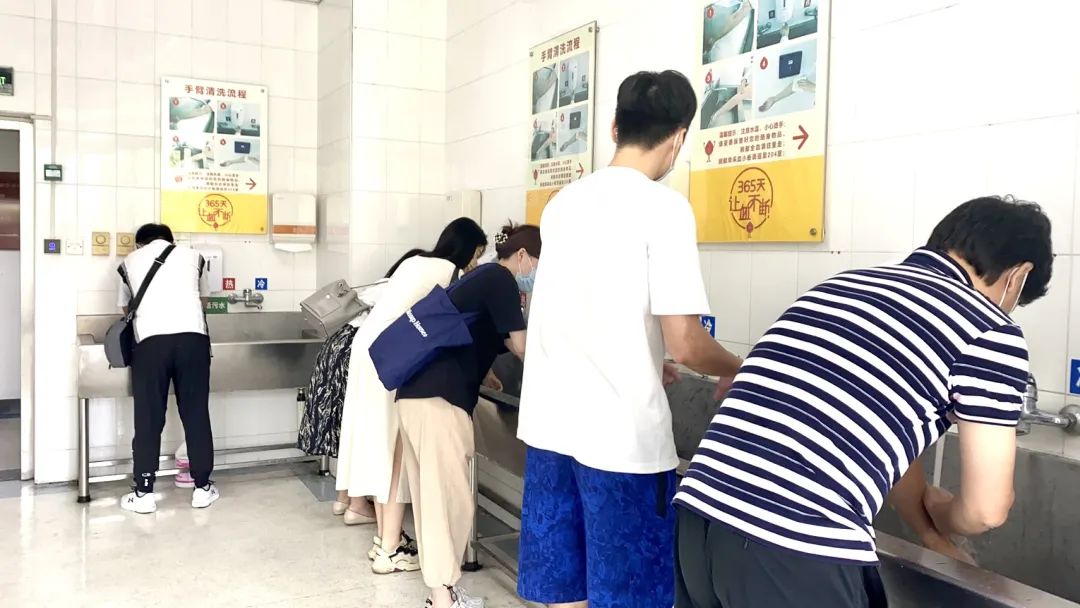 上海市世界外国语中学无偿献血活动                