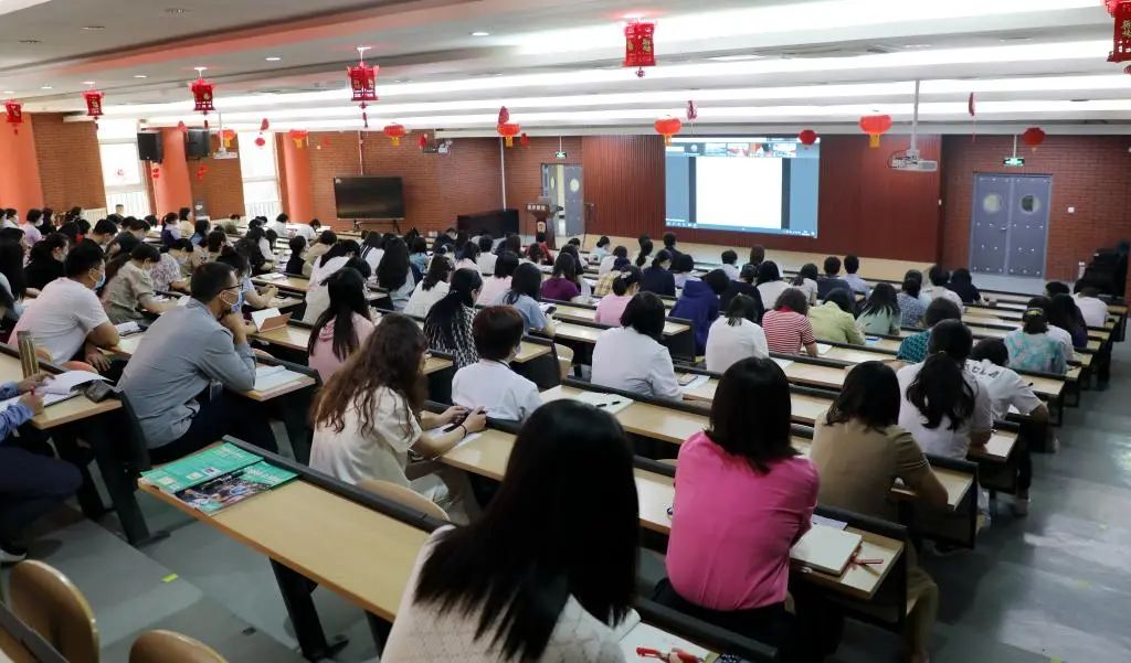 北外附校举行新一期全体教职工大会                