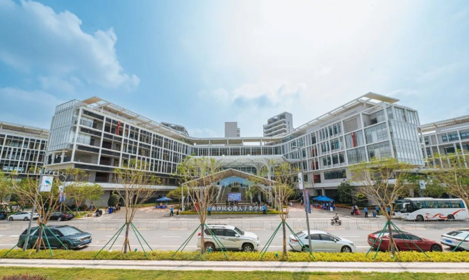 广州南沙民心港人子弟学校揭牌，学校迎来首批500余名新生！                