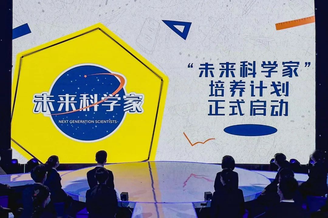 上海耀华临港校区学子登上央视科学T大会，对话顶尖科学家！                