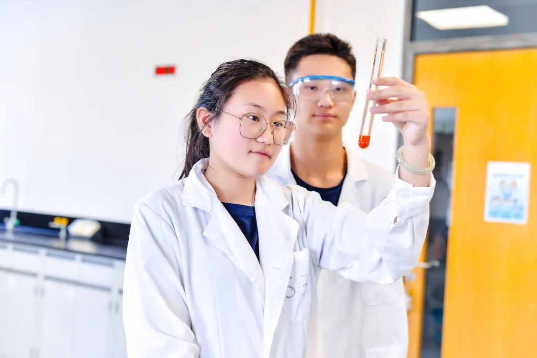 上海耀华临港校区学子登上央视科学T大会，对话顶尖科学家！                