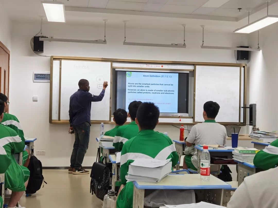 广州市香江中学国际部举行理科公开课                