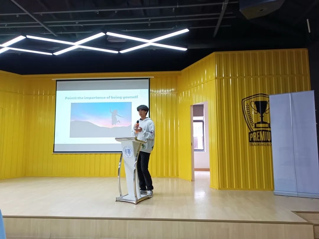 上海光华美高杨浦校区公众演讲主题：做自己还是别人?                