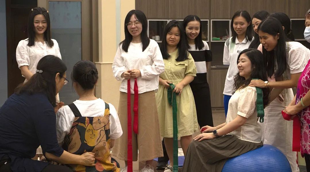 华南师范大学附属中学“华附讲坛工会专场”教职工健康讲座                