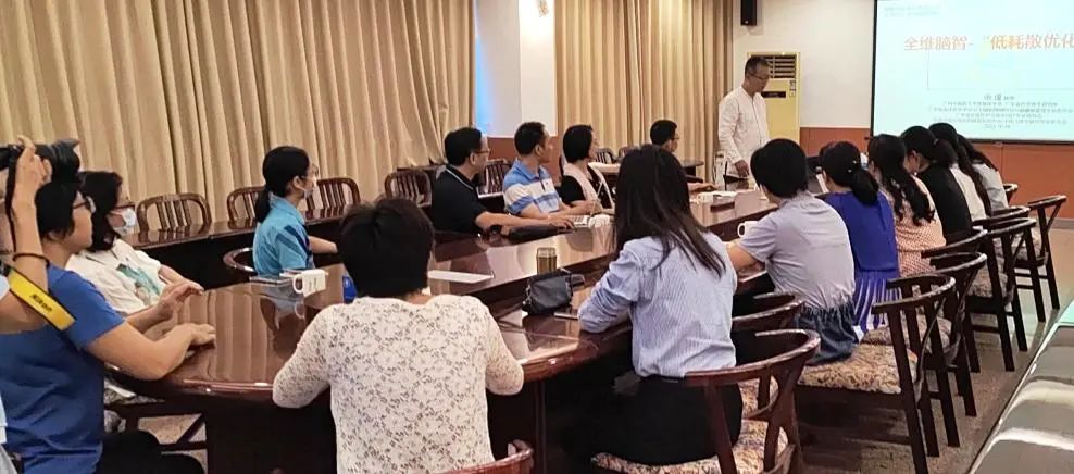 华南师范大学附属中学“华附讲坛工会专场”教职工健康讲座                