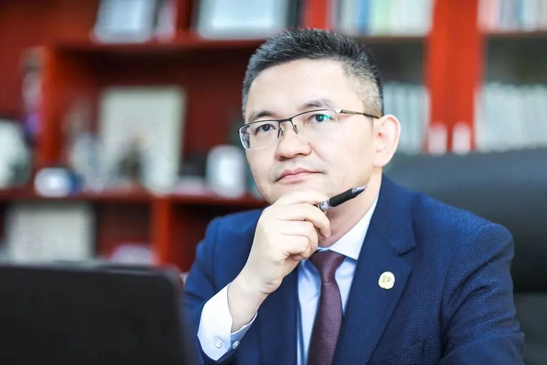 2022年上海民办光华中学与你共读《教育只有一个主题》                