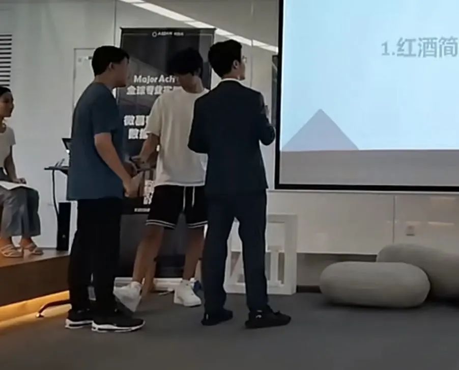 万源城协和双语学校优秀学生名单：方鸣洋Versatile Xiehe                