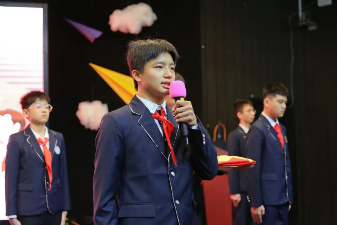 上海市民办复旦万科实验学校国旗队交接：让光荣和使命传递下去                