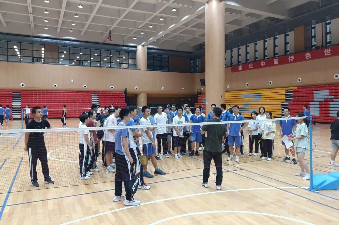 深圳中学体育联赛羽毛球项目取得优异成绩                
