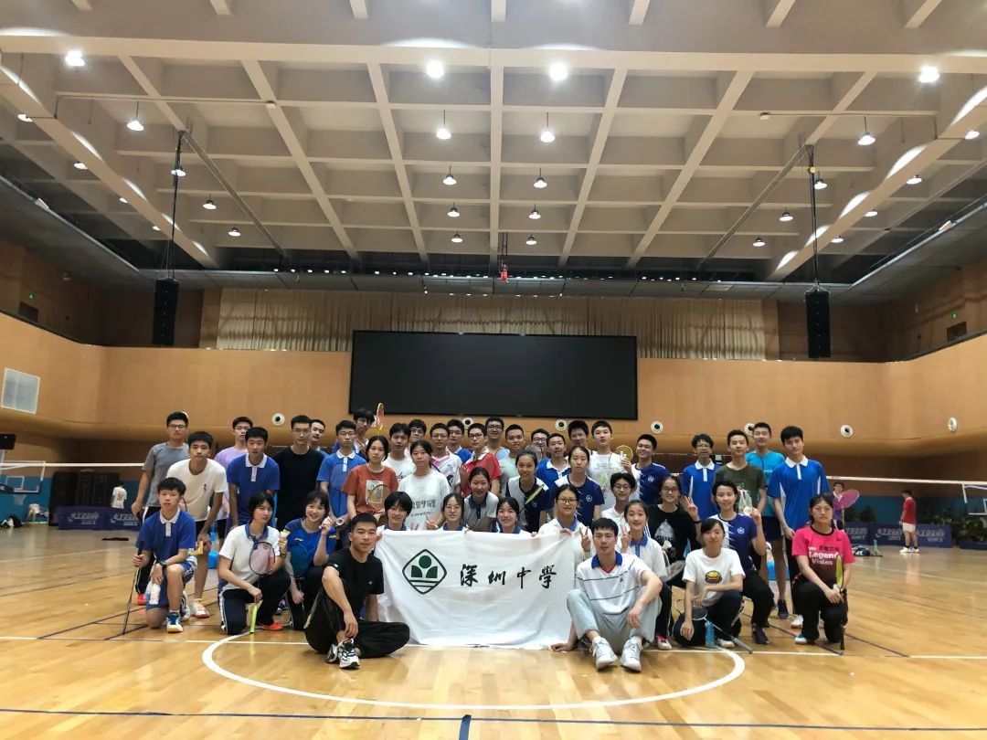 深圳中学体育联赛羽毛球项目取得优异成绩                