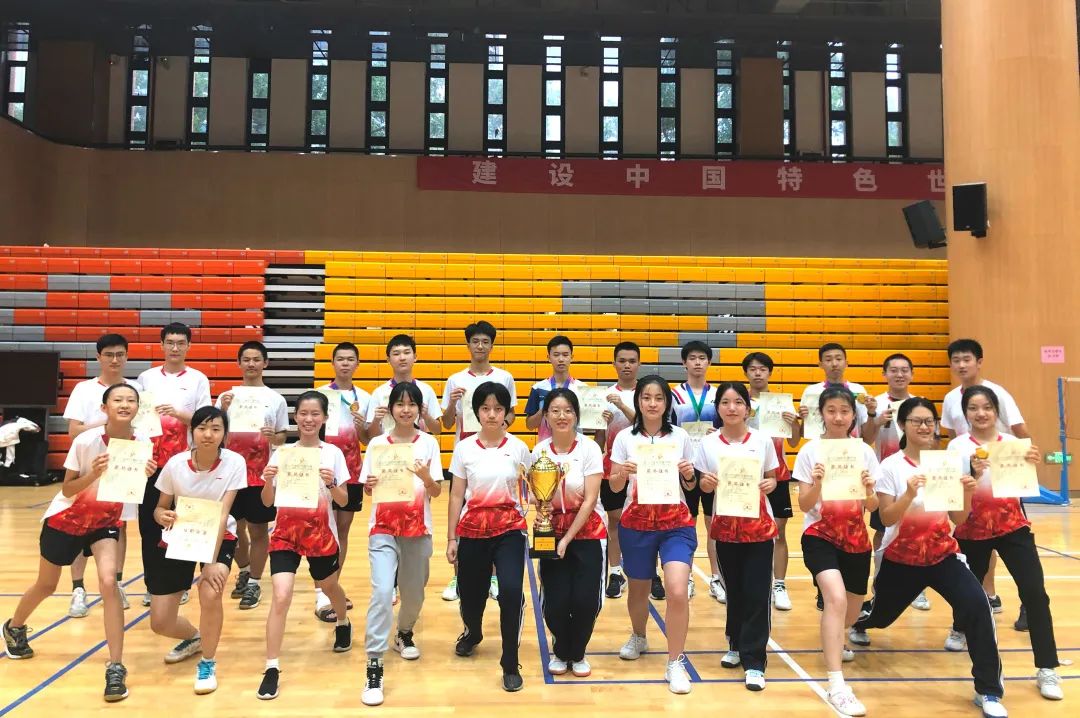 深圳中学体育联赛羽毛球项目取得优异成绩                
