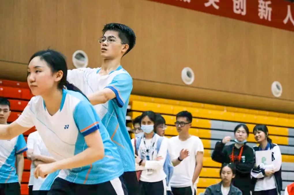 深圳中学体育联赛羽毛球项目取得优异成绩                