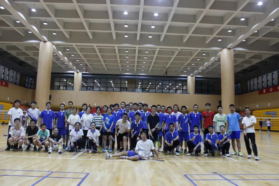 深圳中学体育联赛羽毛球项目取得优异成绩                