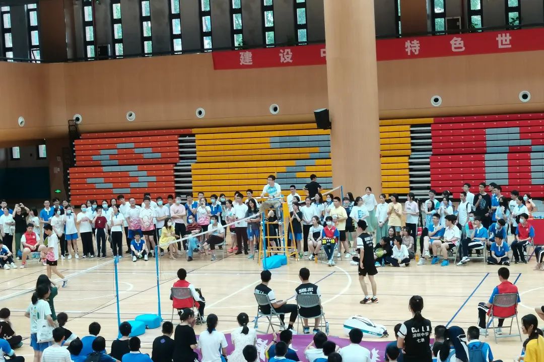 深圳中学体育联赛羽毛球项目取得优异成绩                