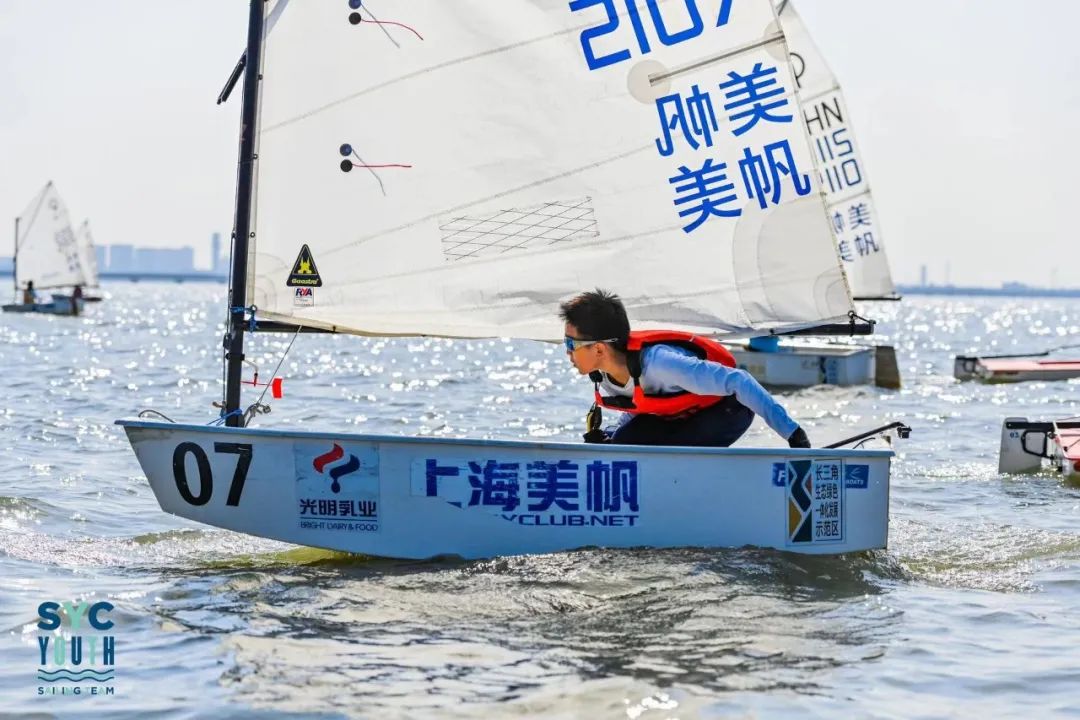 上海民办光华中学学生赢得上海市运动会帆船比赛冠军                