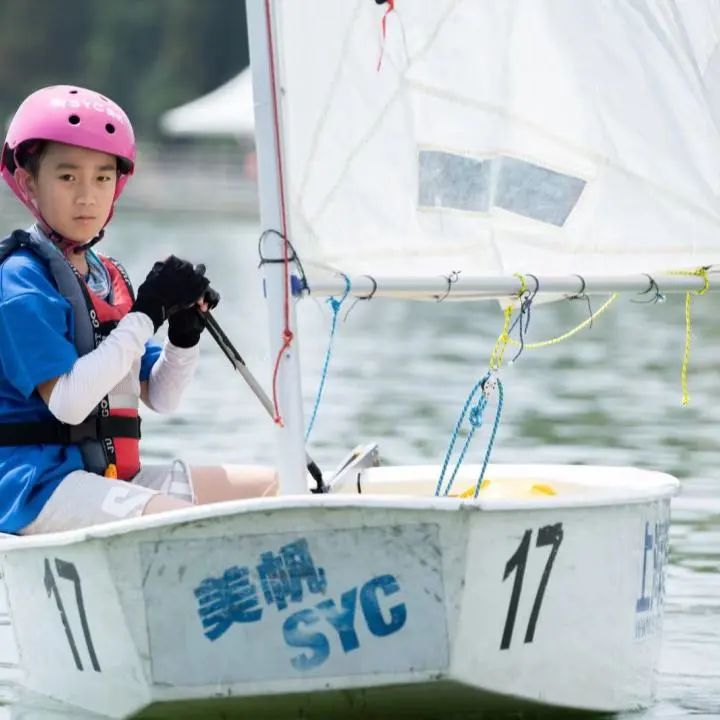 上海民办光华中学学生赢得上海市运动会帆船比赛冠军                