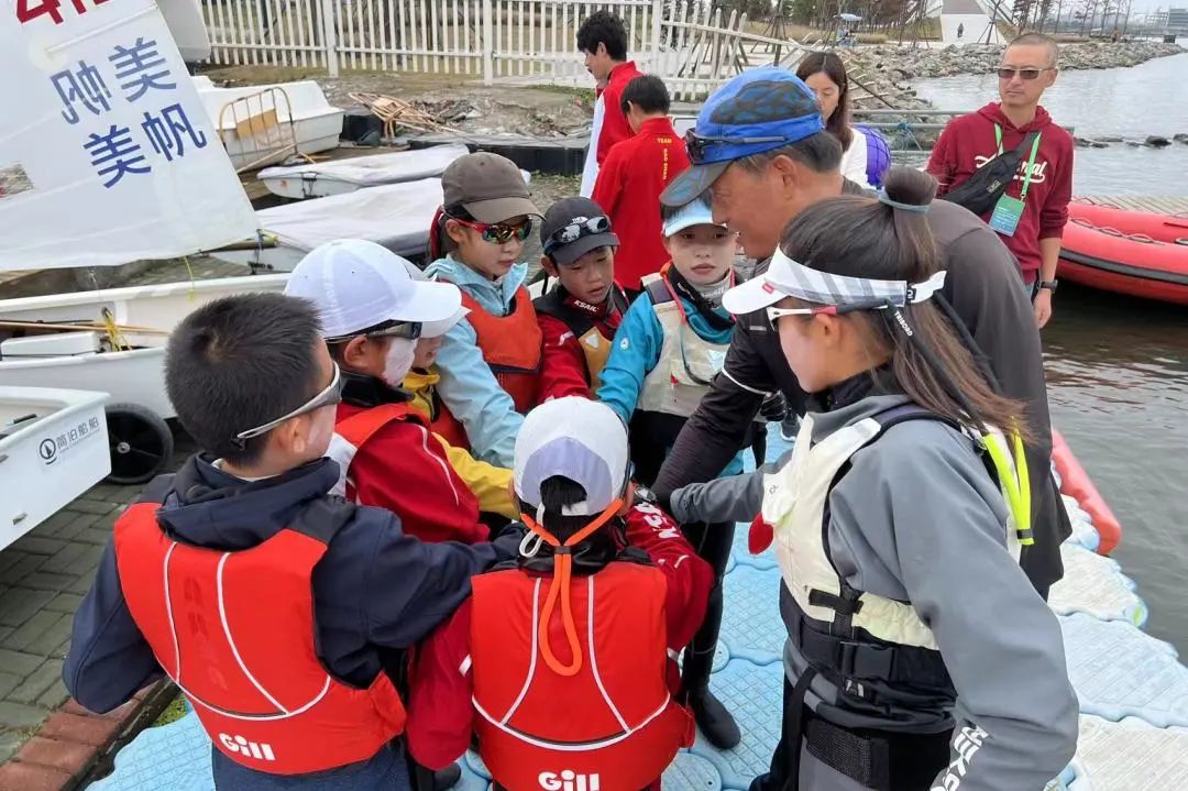 上海民办光华中学学生赢得上海市运动会帆船比赛冠军                