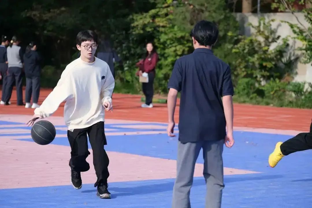 燎原双语学校国际课程班体育集锦：运动会上拼团结                