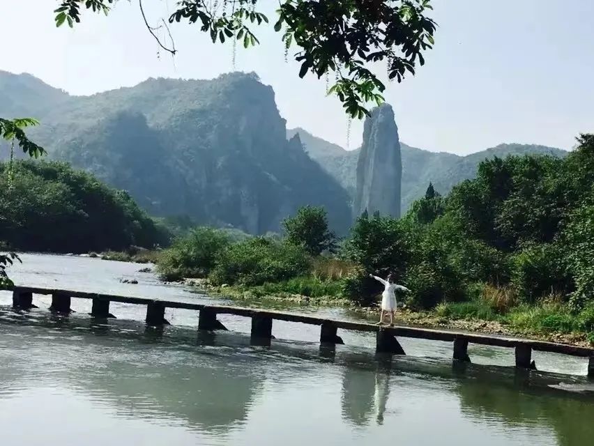 上海金山区枫叶学校学生分享照片的故事                